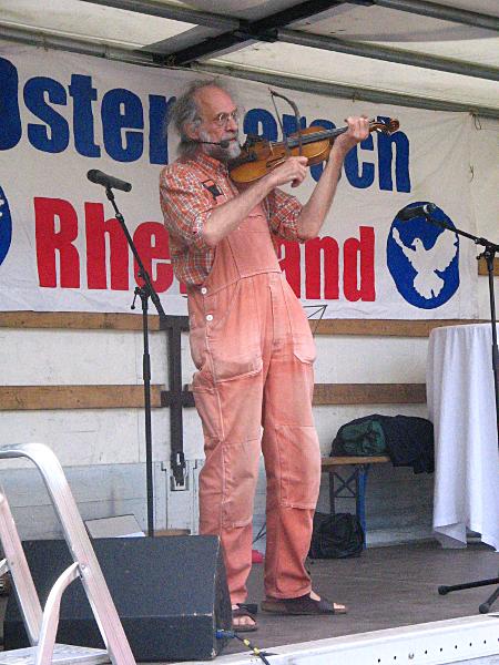 Klaus der Geiger auf dem Ostermarsch 2009 in Düsseldorf (Foto 2 von 2)