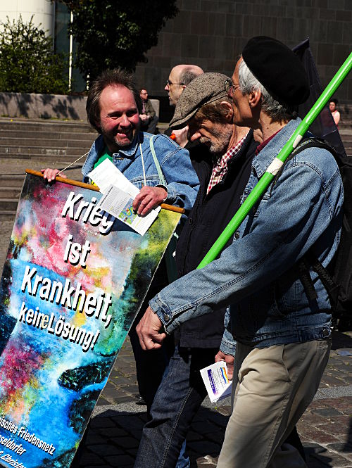 Achim Schmitz auf dem Ostermarsch 2014 in Düsseldorf (Foto 1 von 2)