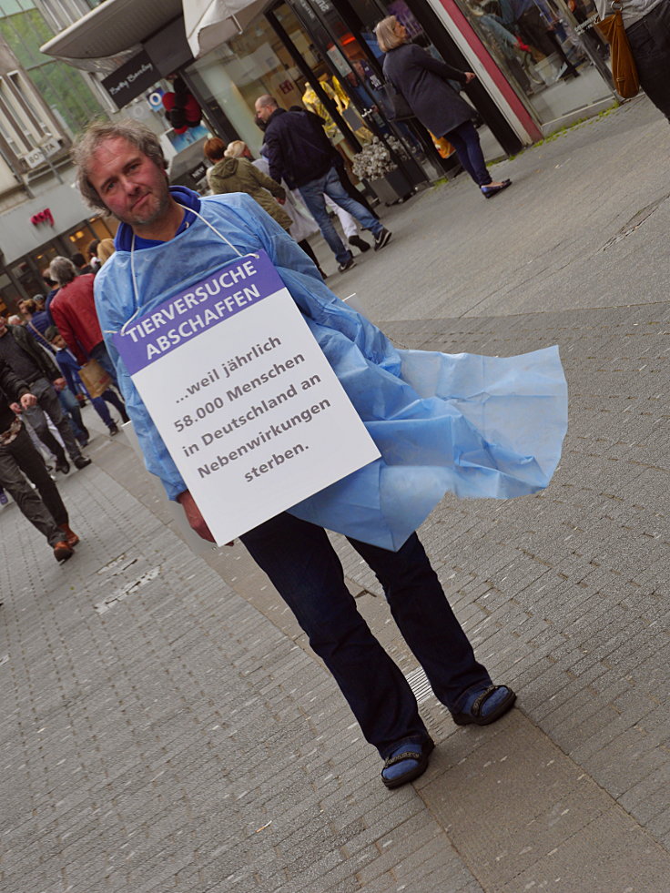 Achim Schmitz auf der 'Silent Line - Stiller Protest gegen Tierversuche' 2018 in Krefeld (Foto 1 von 1)